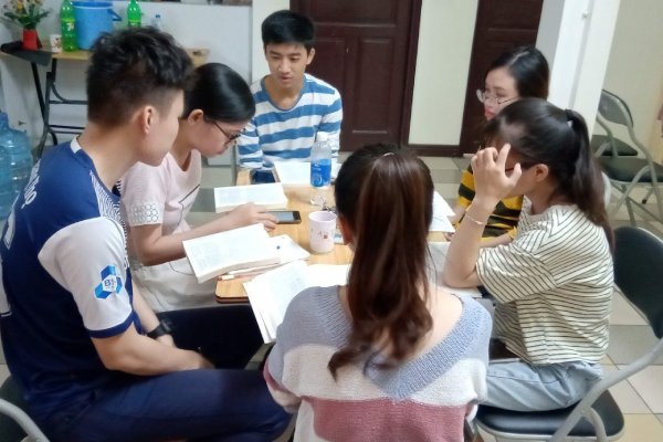 Nhóm học viên thảo luận